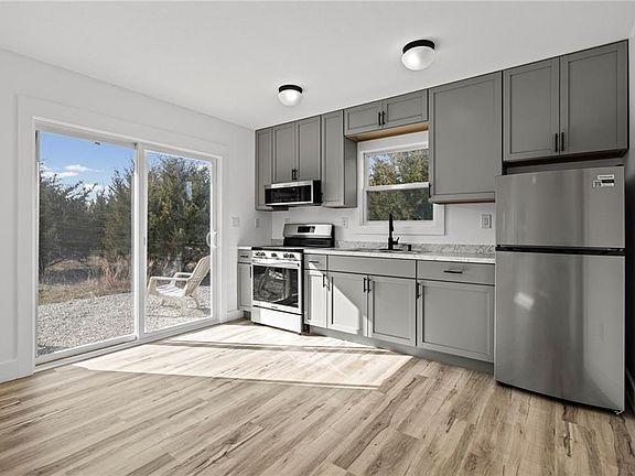 5th image of 61 Maple Dr
