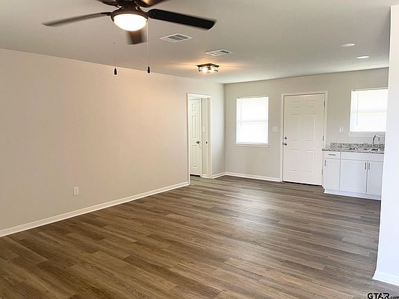 5th image of 909 Overstreet Cir