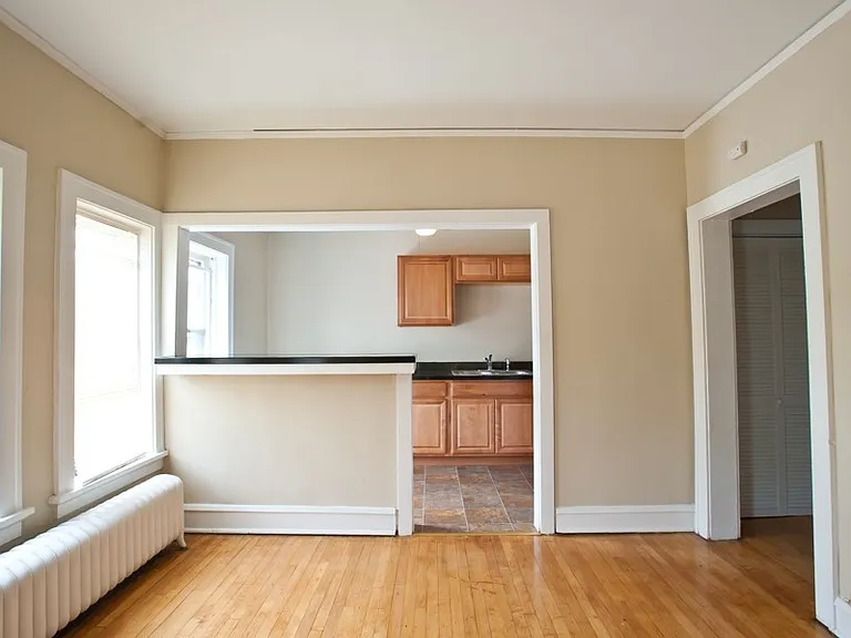 $1085 1 BR, 1 BA Apartment, Heat Included, Free Laundry - 1603 N Van Buren — Photo 12
