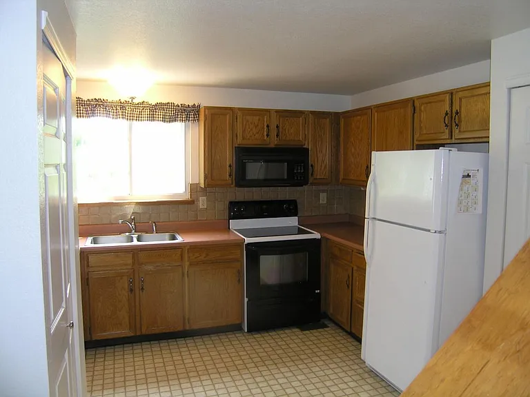 556 W Sycamore St — Photo 5