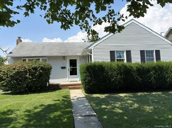 1 Bradish Lane, Babylon, NY 11702