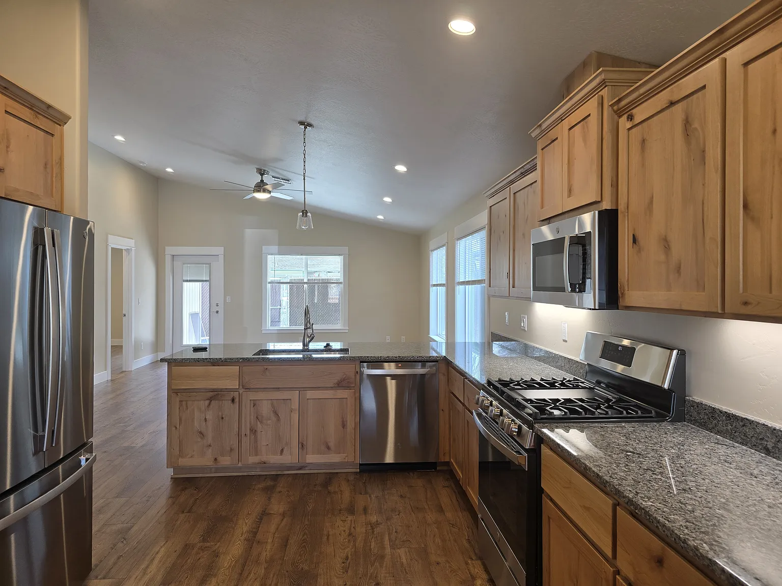 3 bed, 1700 sqft, $2,300 — Photo 3