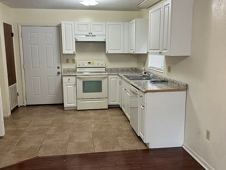 2616 SW 31st Pl #B — Photo 3