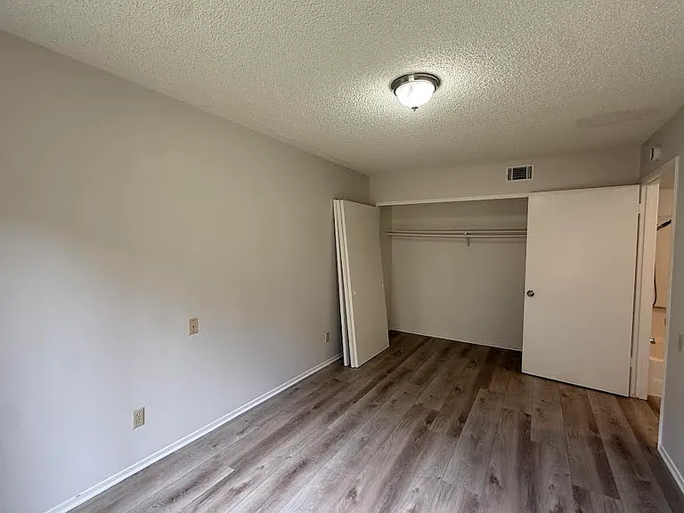 1001 E Cypress Ave — Photo 8