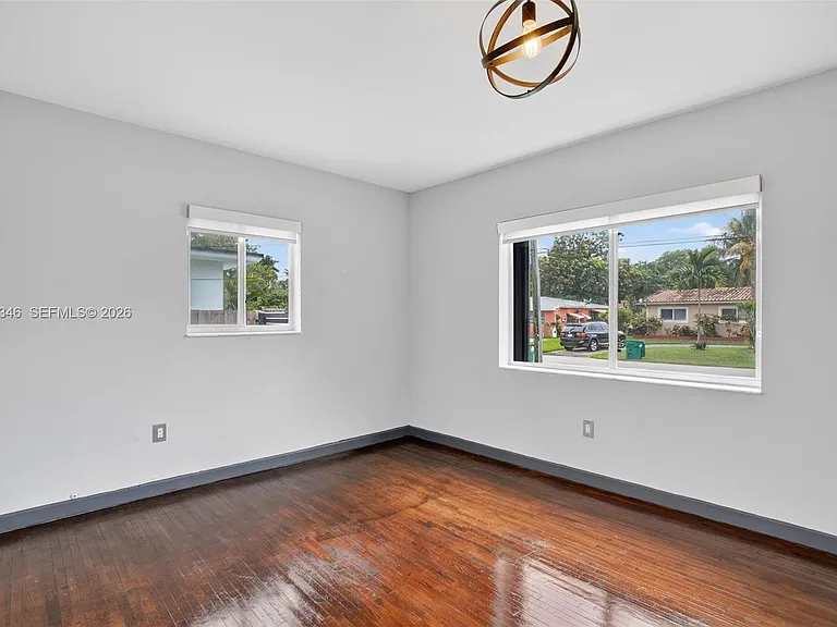 425 NE 114th St — Photo 31
