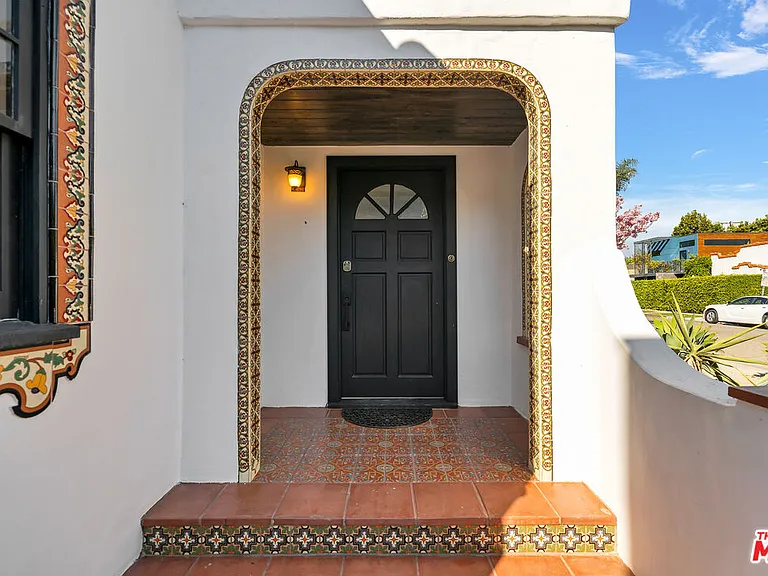8822 Rosewood Ave — Photo 4