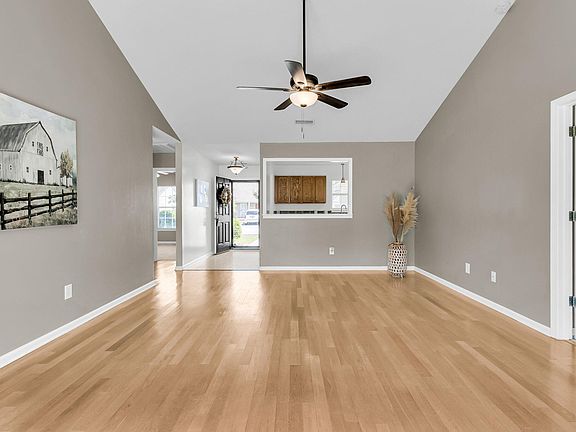 5th image of 106 Dovetail Cir