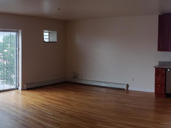 4th image of 239 Robinson Ave