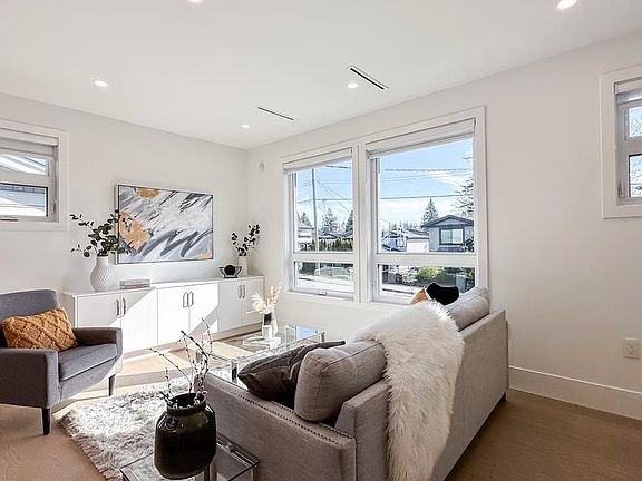 4th image of 4265 Macdonald Ave