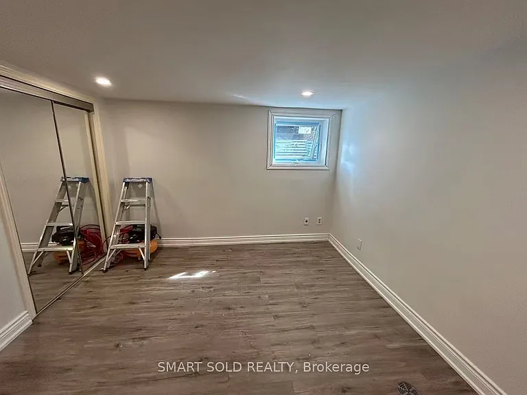 10 Holman Cres #LOWER — Photo 7