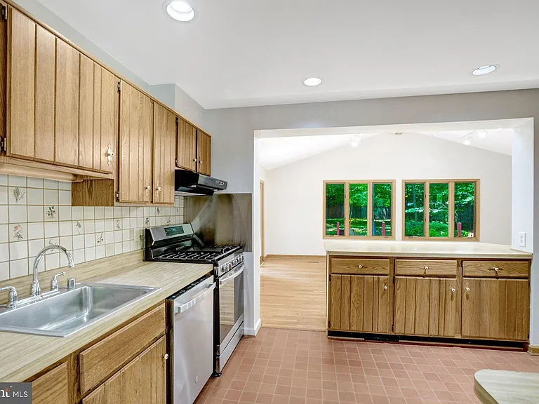 8236 Governors Ct — Photo 13