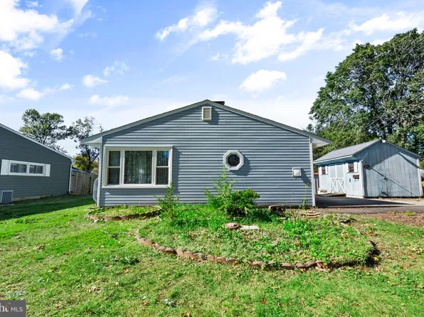 260 Thornridge Dr, Levittown, PA 19054