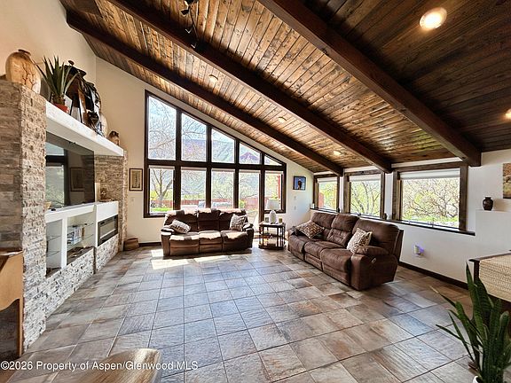 4th image of 111 Cardinal Ln