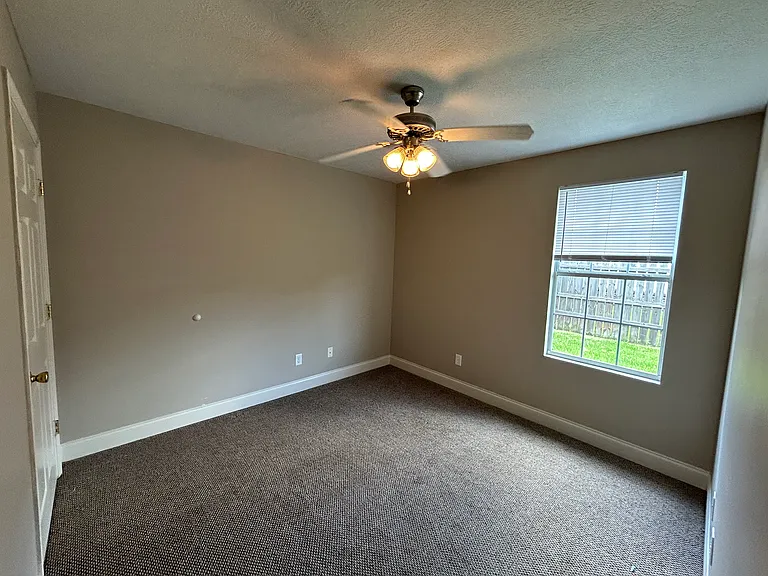 5022 Hawthorn Dr — Photo 6