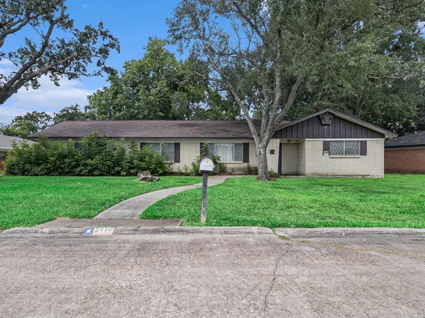 3410 Woodcrest Dr, Baytown, TX 77521