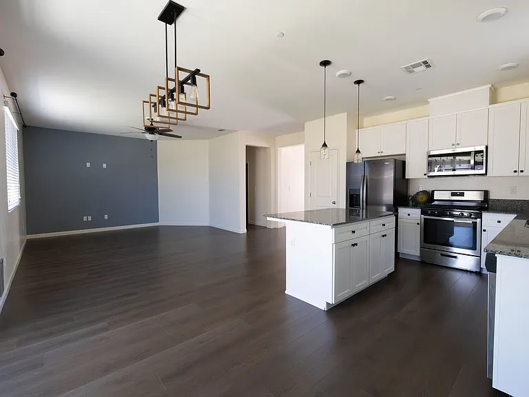 1604 Sidonia St — Photo 6