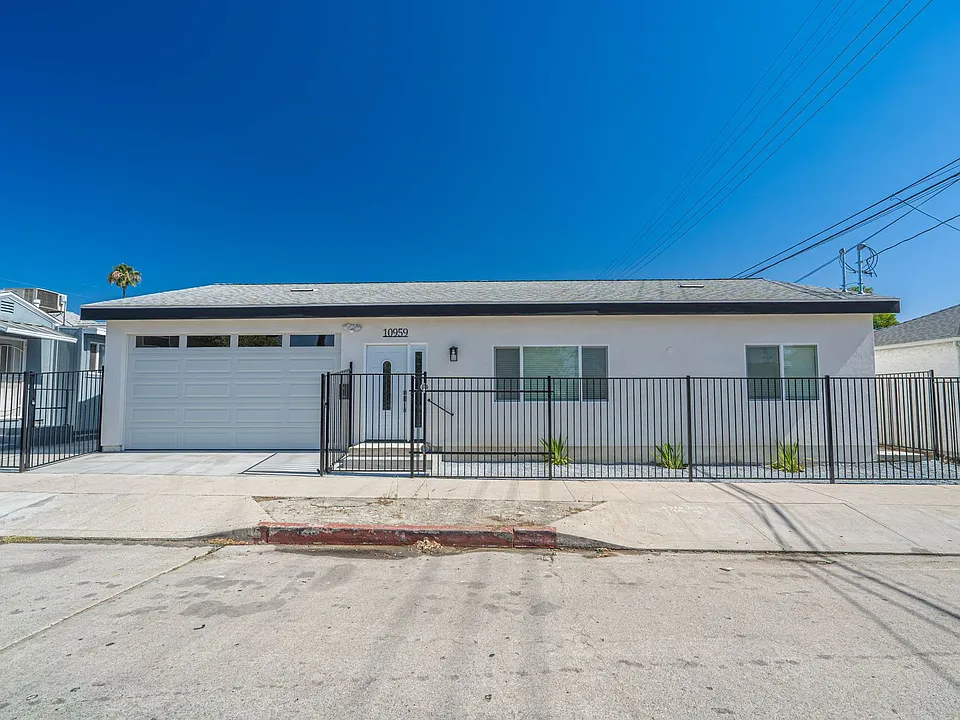 10959 Collins St
