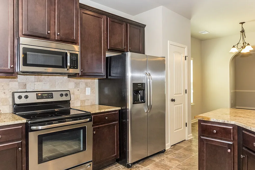 4 bed, 3.0 bath, 2550 sqft, $3,220 — Photo 2