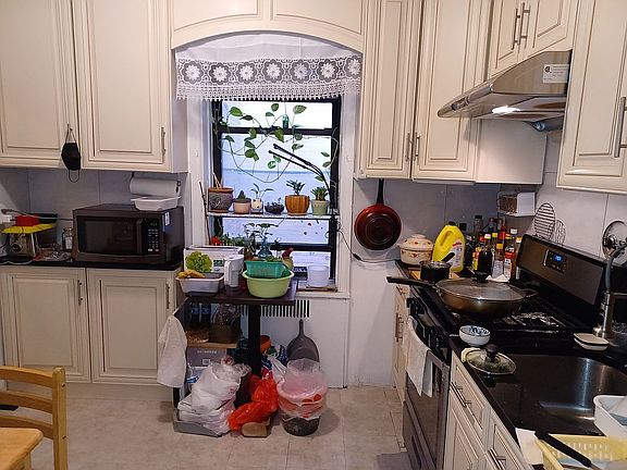 5th image of 35-05 Parsons Blvd #3B