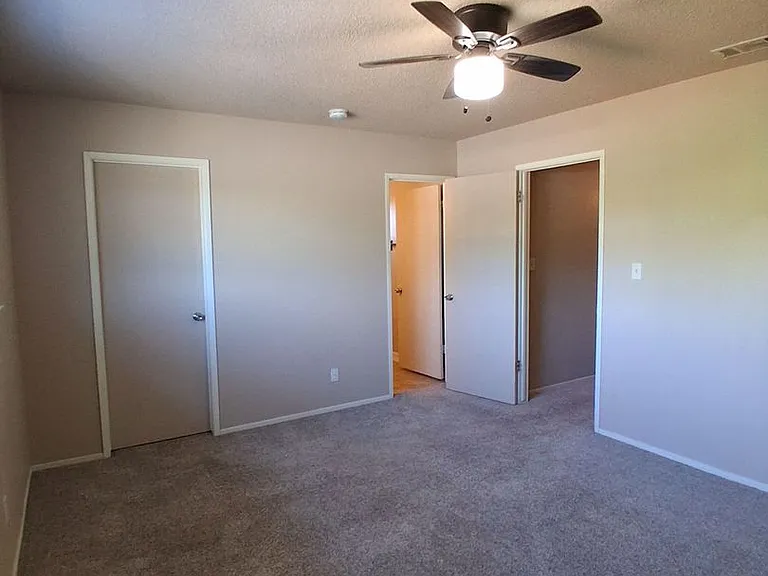 5780 N. 8th St. Duplex — Photo 14
