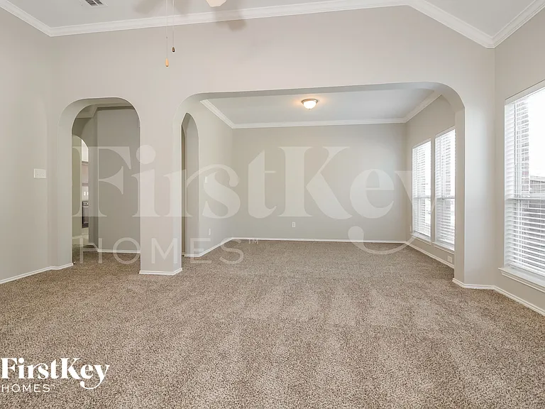 2925 Oakshire St — Photo 6