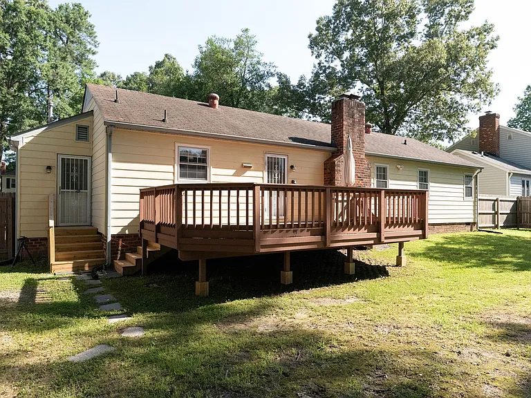 4329 Deertrail Dr N — Photo 37