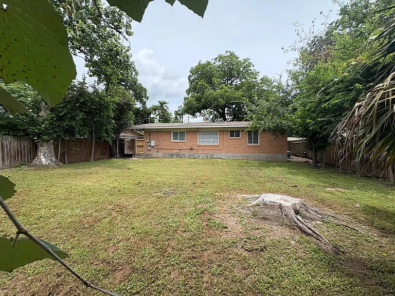 1307 Corona Dr — Photo 25