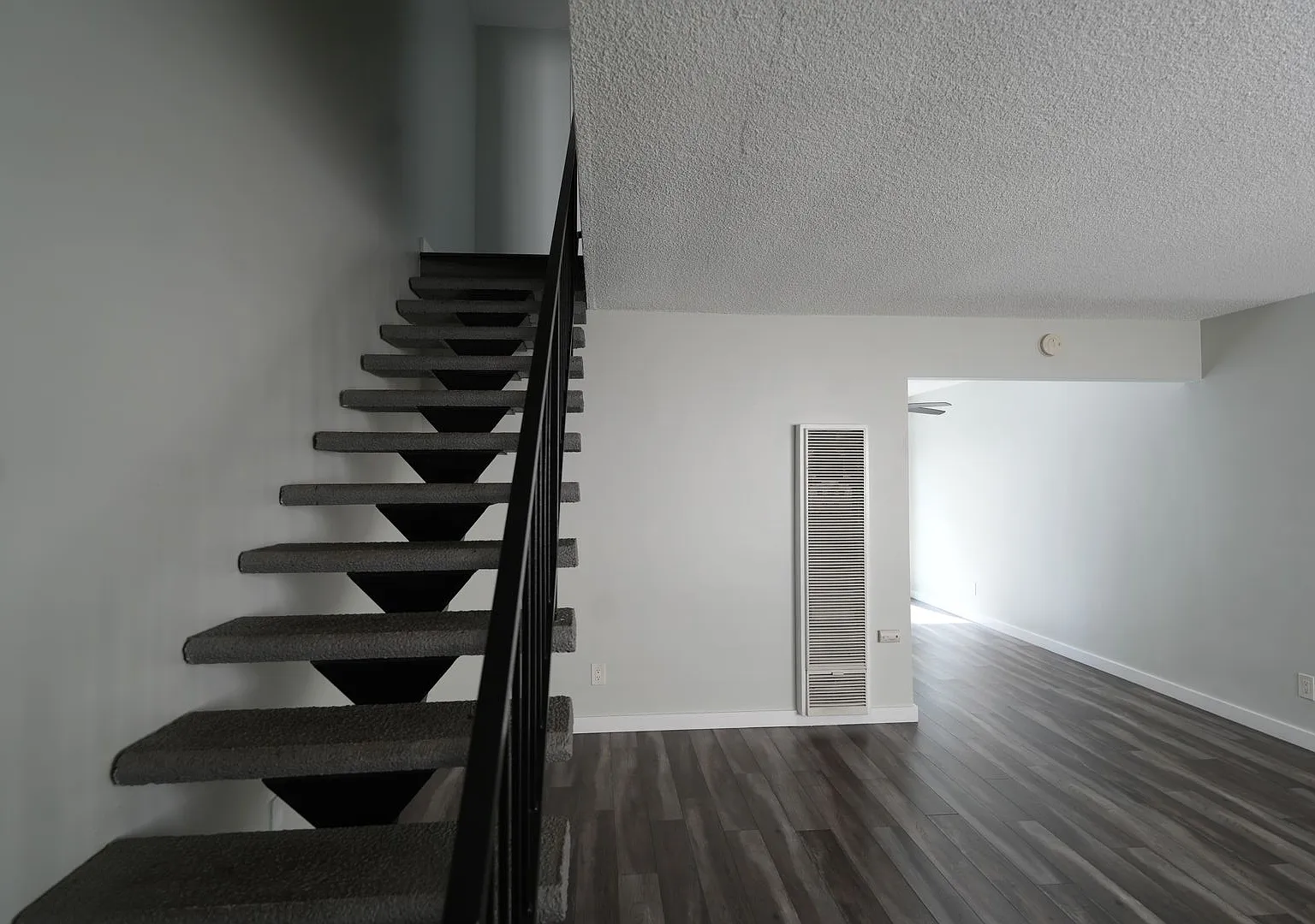 887 Boswell Place — Photo 3