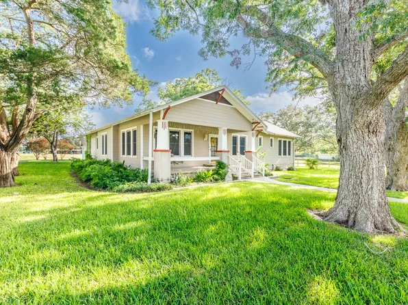 543 W 7th St, Yorktown, TX 78164