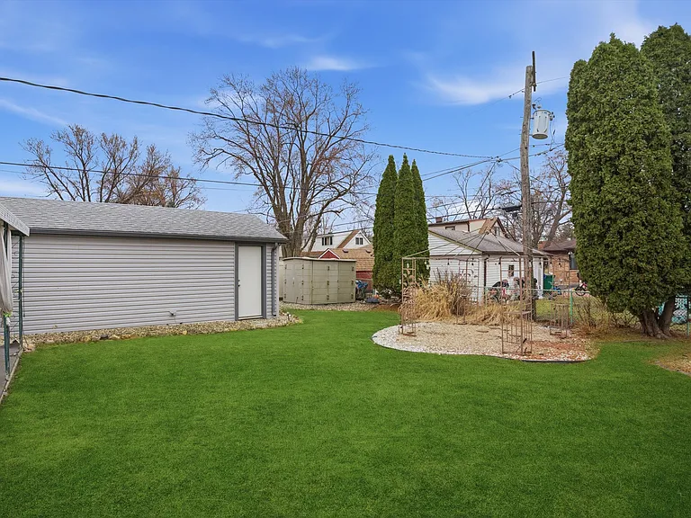 8912 Windsor Ln — Photo 36