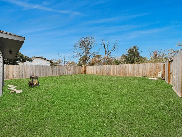 834 Ellington St — Photo 32