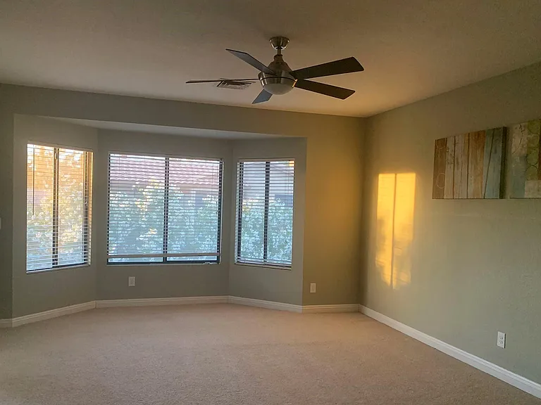 E Yvonne Ln — Photo 9