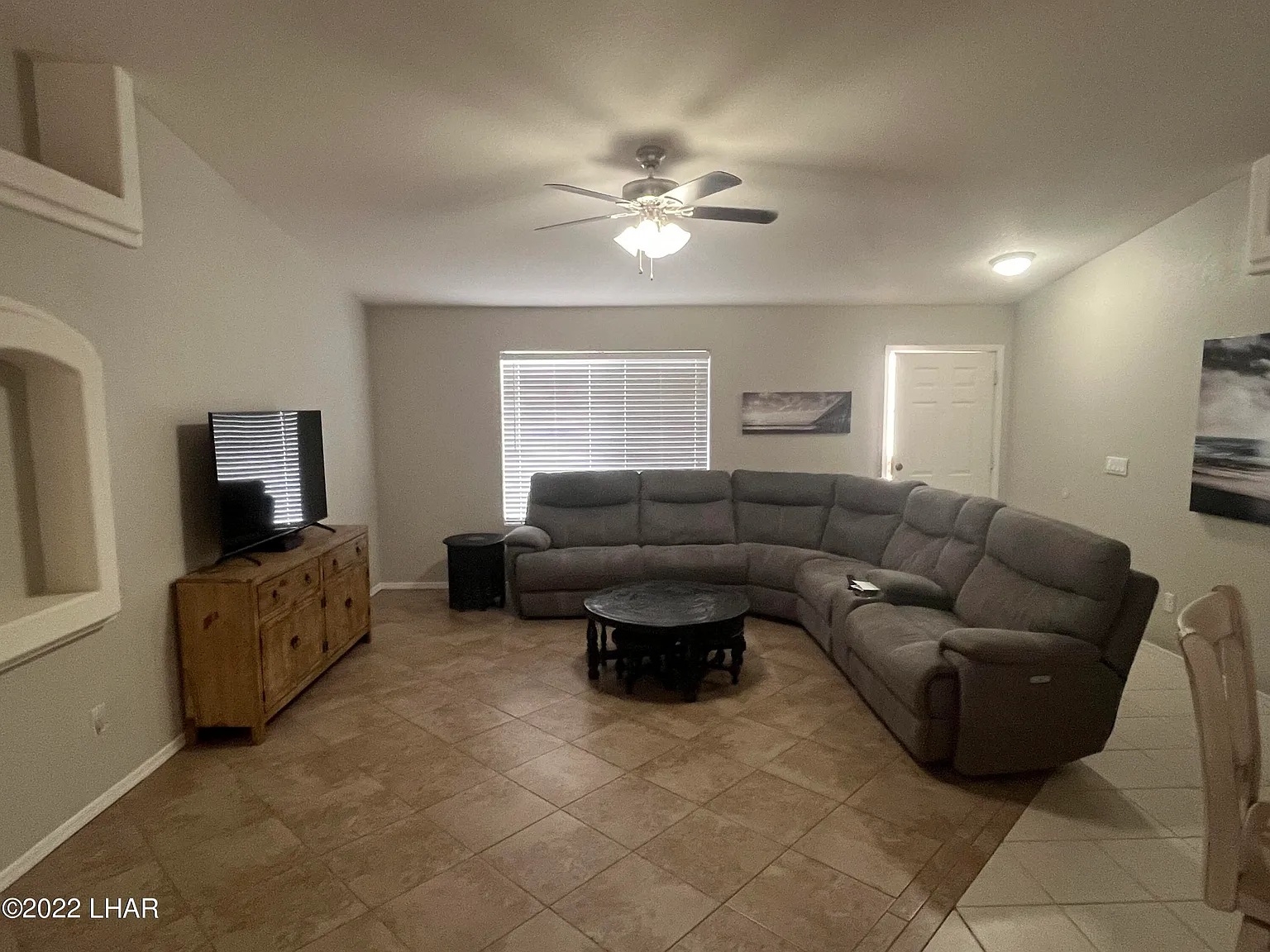 3 bed, 2.0 bath, 1649 sqft, $2,400 — Photo 2