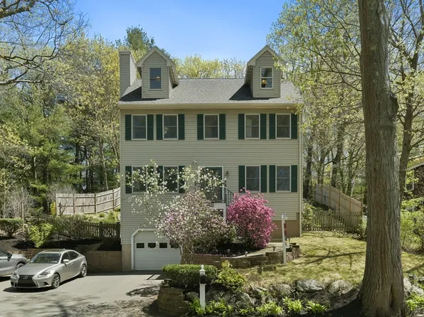 189 Oak St, Wakefield, MA 01880