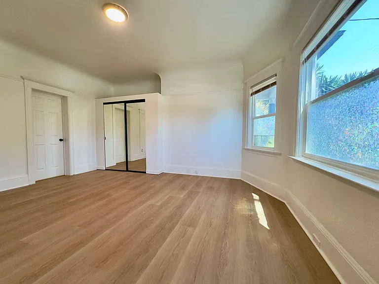 862 37th St — Photo 33