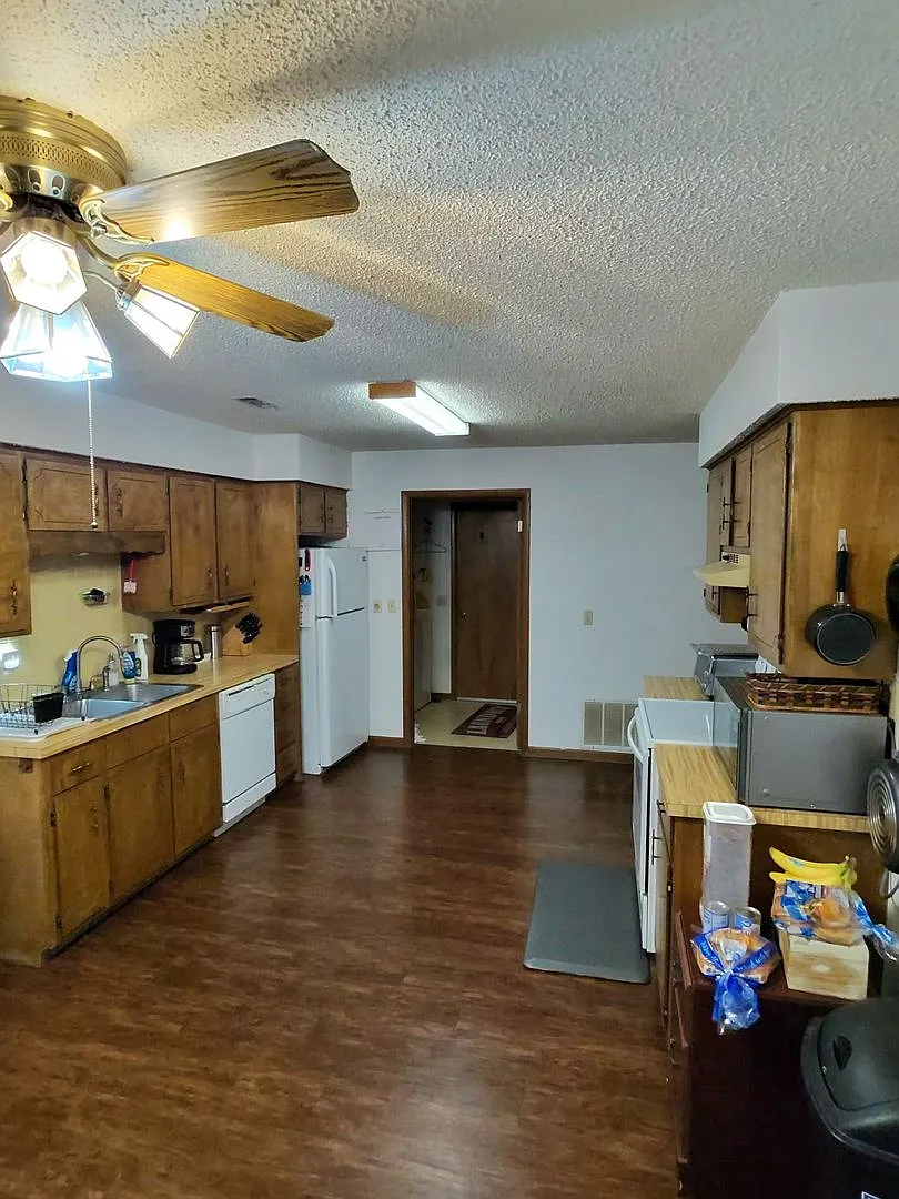2-Bedroom, 1.5-Jack&Jill Bathroom. Left side of Duplex with Fenced-In Backyard, 1x Car Garage, an... — Photo 4