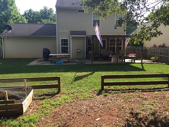 Great fenced Backyard