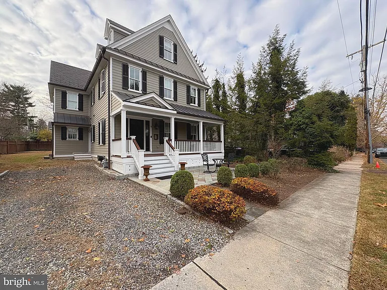 11 Chestnut St — Photo 2