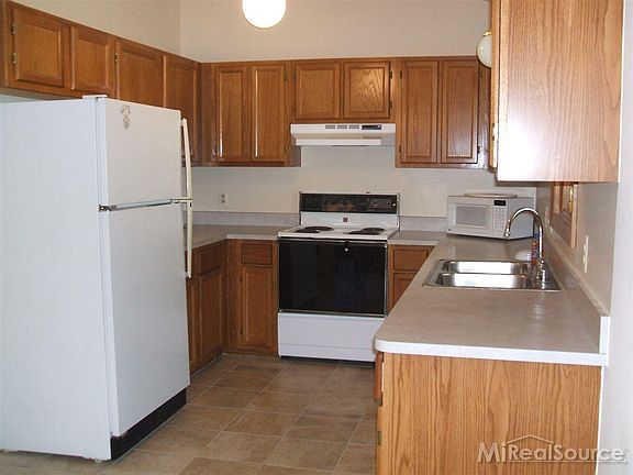3rd image of 40915 Magnolia Dr W