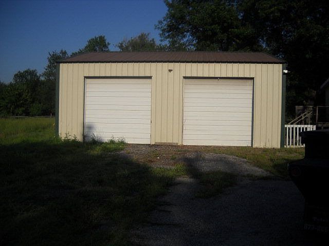 2nd image of 2121 Russell St
