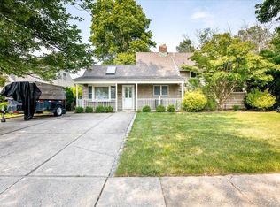 33 Hamlet Rd, Levittown, NY 11756