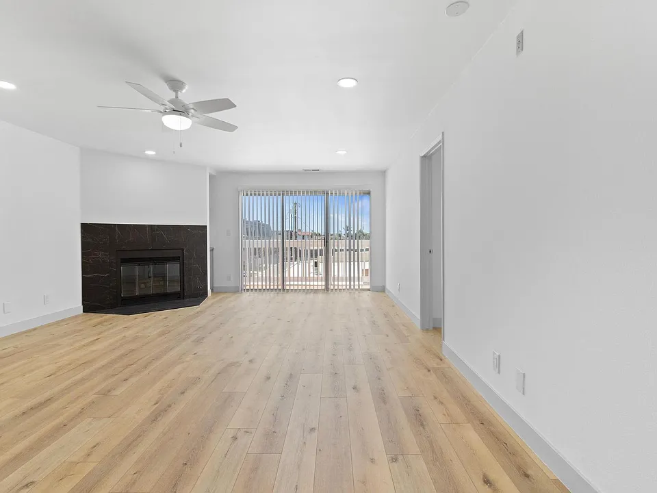 206 E Imperial Ave