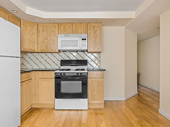 3rd image of 305 12th St #1