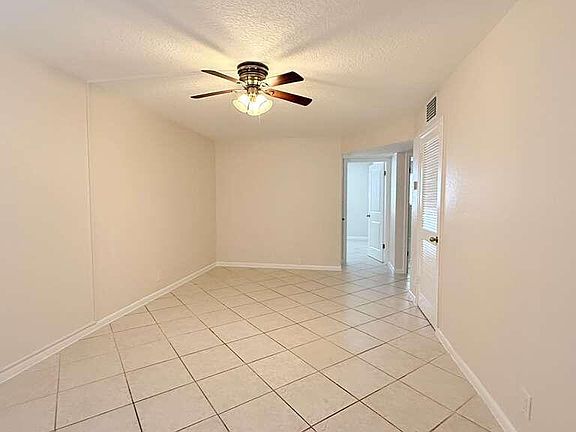 4th image of 501 W Kalmia Dr
