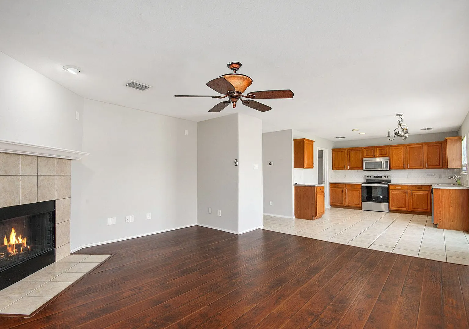 Beautifully crafted 3-2-2 home in the fort worth area! — Photo 4