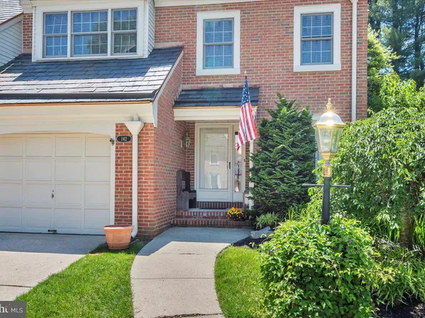 142 Foxwood Dr, Moorestown, NJ 08057