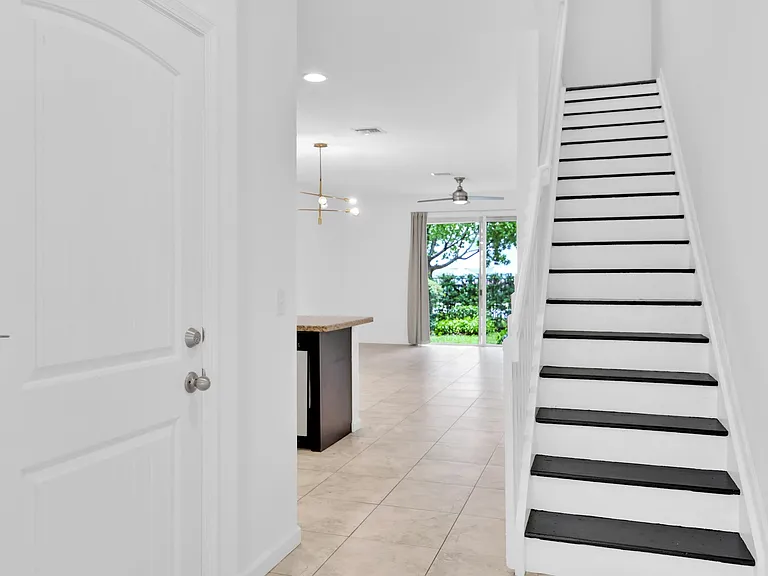 358 SE 1st Way — Photo 3