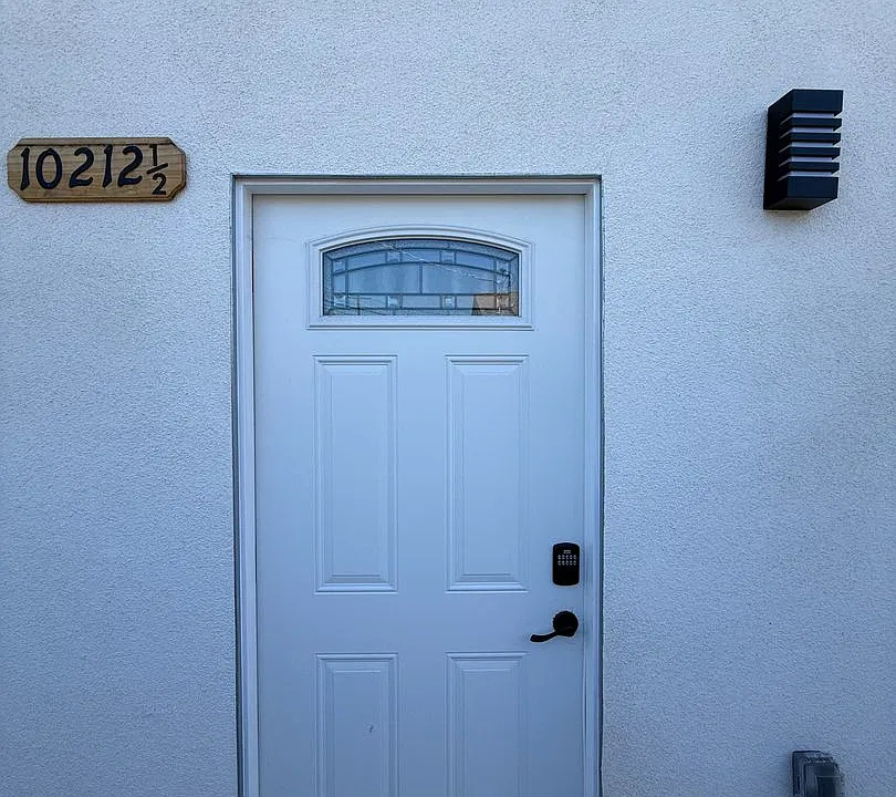 10214 Omelveny Ave