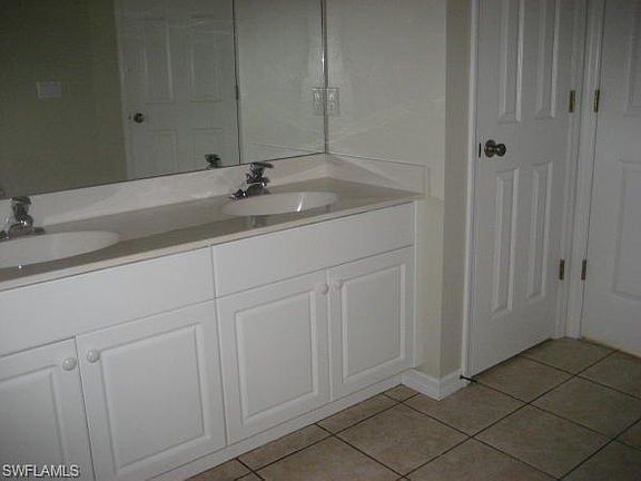 3rd image of 927 SW 36th St