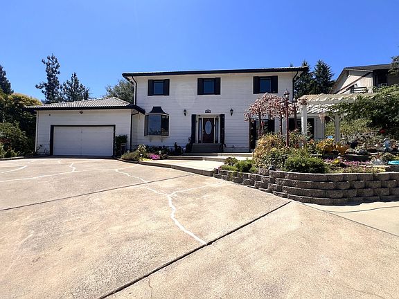5th image of 912 Yosemite Ln